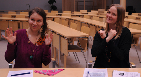Sosiaalifoorumin fasilitaattori Suvi Van Gestel ja Kepan Anni Vihriälä kommunikoivat käsimerkein Sosiaalifoorumin toimintatapojen kehittäminen -työpajassa.